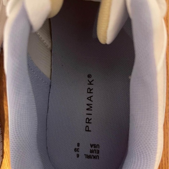 Beand New Snesker For Women In Size 8 - Picture 4 of 4